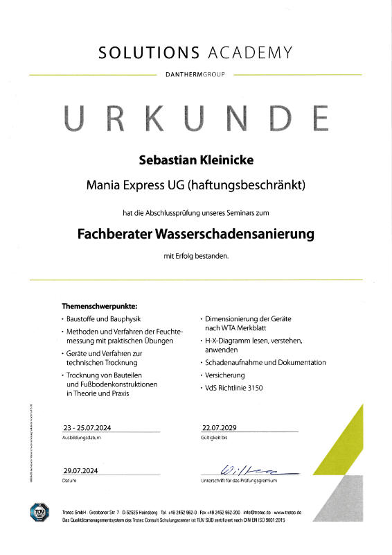 Ein Zertifikat der Solutions Academy an Sebastian Kleinkiecke für den erfolgreichen Abschluss des Seminars "Fachberater Wasserschadensanierung". Das Dokument listet die wichtigsten behandelten Themen auf und ist am unteren Rand mit Unterschriften versehen.